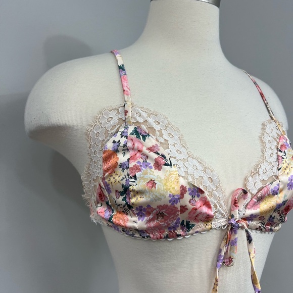 VS Cream Floral Bralette - Picture 2 of 9